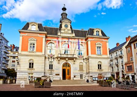 Das Rathaus von Chambéry (Hôtel de ville) auf dem Wüstenplatz der Stadt Chambéry im Département Savoie in der Region Auvergne-Rhône-Alpes in Frankreich. Stockfoto