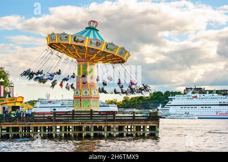 Am Karussell im Freizeitpark Grona Lund haben die Leute Spaß. Djurgarden, Stockholm, Schweden Stockfoto