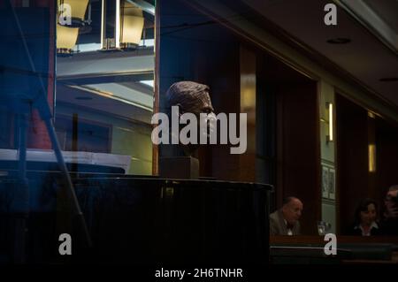 Die Büste des ehemaligen tschechischen Präsidenten Vaclav Havel wurde am 17. November 2021 im Café Slavia in Prag, Tschechische Republik, anlässlich des 32 Stockfoto