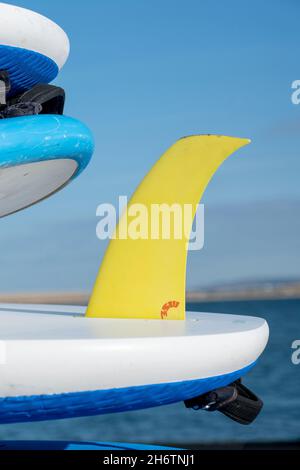 Windsurfbretter bei der Weymouth & Portland National Sailing Academy (WPNSA) am 21st. Juli 2020 in Portland, Dorset, Großbritannien. Stockfoto