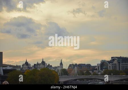 Die wunderschöne Skyline von London City in mehreren Panoramafotos, die bei Sonnenuntergang während eines bewölkten Herbsttages aufgenommen wurden. Stockfoto