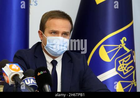 KIEW, UKRAINE - 17. NOVEMBER 2021 - der stellvertretende Abteilungsleiter bei der Generalanwaltschaft Denys Ivanov ist während eines Briefing-Konzernins abgebildet Stockfoto