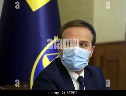 KIEW, UKRAINE - 17. NOVEMBER 2021 - der stellvertretende Abteilungsleiter bei der Generalanwaltschaft Denys Ivanov ist während eines Briefing-Konzernins abgebildet Stockfoto