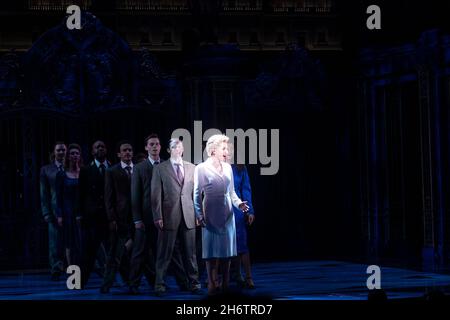 17. November 2021, New York, New York, USA: Jeanna de Waal als Diana auf der Bühne bei der Premiere von Diana The Musical am Broadway im Longacre Theatre (Credit Image: © Lev Radin/Pacific Press via ZUMA Press Wire) Stockfoto