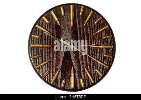Runde Wanduhr aus Massivholz mit Patronen und Kugeln in einem Kreis im militärischen Stil isoliert auf weißem Hintergrund. Stockfoto