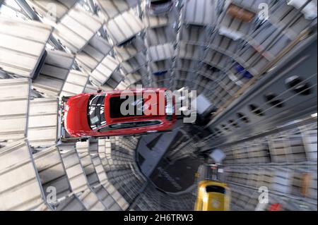 Wolfsburg, Deutschland. November 2021. Innenansicht eines Autoturms in der Autostadt, ein roter Passat im Auslieferungszentrum für Neuwagen, Vogelperspektive, dynamisch, unscharf, am 11.11.2021 in Wolfsburg/Deutschland. â Credit: dpa/Alamy Live News Stockfoto