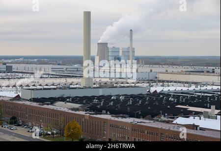 Wolfsburg, Deutschland. November 2021. Volkswagen Werk Wolfsburg, Hauptwerk der Volkswagen AG, Übersicht, aus der Vogelperspektive, am 11.11.2021 in Wolfsburg/Deutschland. â Credit: dpa/Alamy Live News Stockfoto