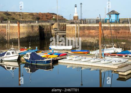 Maryport Marina und Leuchtturm, eine hübsche Küstenstadt in Cumbria, England, Großbritannien Stockfoto