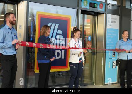 Colchester, Großbritannien. 18.. November 2021. Die olympische Goldmedaillengewinnerin Bethany Shriever, die in diesem Jahr bei den Spielen in Tokio für BMX-Rennen ihre Goldmedaille gewann, eröffnet den neuen Aldi-Store im Stane Retail Park in Colchester. Kredit: Eastern Views/Alamy Live Nachrichten Stockfoto