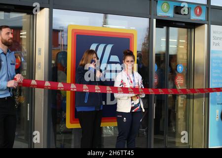 Colchester, Großbritannien. 18.. November 2021. Die olympische Goldmedaillengewinnerin Bethany Shriever, die in diesem Jahr bei den Spielen in Tokio für BMX-Rennen ihre Goldmedaille gewann, eröffnet den neuen Aldi-Store im Stane Retail Park in Colchester. Kredit: Eastern Views/Alamy Live Nachrichten Stockfoto