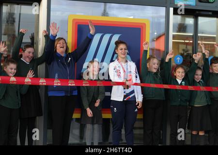 Colchester, Großbritannien. 18.. November 2021. Die olympische Goldmedaillengewinnerin Bethany Shriever, die in diesem Jahr bei den Spielen in Tokio für BMX-Rennen ihre Goldmedaille gewann, eröffnet mit Hilfe von Kindern der Friar's Grove Primary School den neuen Aldi-Laden im Stane Retail Park in Colchester. Kredit: Eastern Views/Alamy Live Nachrichten Stockfoto