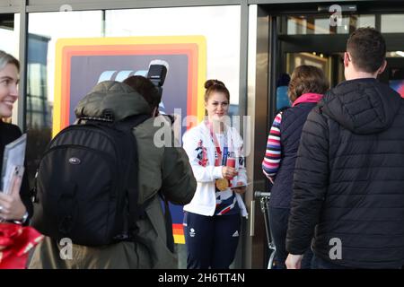 Colchester, Großbritannien. 18.. November 2021. Die olympische Goldmedaillengewinnerin Bethany Shriever, die in diesem Jahr bei den Spielen in Tokio für BMX-Rennen ihre Goldmedaille gewann, eröffnet den neuen Aldi-Store im Stane Retail Park in Colchester. Kredit: Eastern Views/Alamy Live Nachrichten Stockfoto