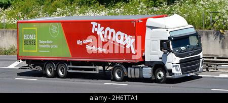 Multi Business Home Sense & T K Maxx-Werbung auf der Seite des Sattelschleppers mit weißem LKW-LKW von Volvo und Fahrer auf der britischen Autobahn Stockfoto