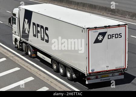 Seitenrückseite und Luftaufnahme des weißen DFDS-Logos dänisches internationales Schiffslogistikgeschäft lkw-LKW-Sattelschlepper auf der britischen Autobahn Stockfoto