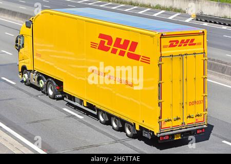 Back & Side view DHL Truck & Trailer eine internationale Lieferkettenmarke für Expresspost-Logistik auf der britischen Autobahn Stockfoto