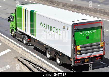 Luftaufnahme von der Seite und Rückseite von Waitrose Retail Online-Geschäft Supermarkt Lebensmittel Supply Chain Store Lieferung LKW und Anhänger fahren auf der britischen Autobahn Stockfoto