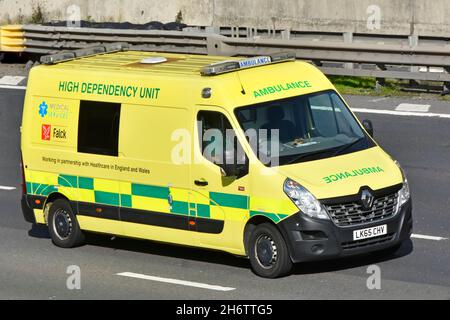 Nahaufnahme Seite & Vorderansicht die Renault High Dependency Ambulance Unit, die von Falck Healthcare & Medical Services Business mit Sitz in Skandinavien auf der britischen Autobahn betrieben wird Stockfoto