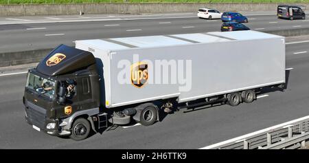 Lieferung Supply Chain logistischer Transport United Parcel Service UPS Pakete Markenlogo auf lkw LKW LKW LKW-LKW-Seite & Sattelauflieger Autobahn UK Stockfoto