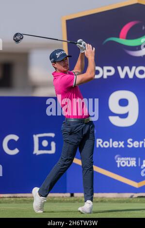 Sean Crocker aus den USA in Aktion am neunten Loch während des DP World Tour Championship Day 1 im Jumeirah Golf Estates, Dubai, VAE am 18. November 2021. Foto von Grant Winter. Nur zur redaktionellen Verwendung, Lizenz für kommerzielle Nutzung erforderlich. Keine Verwendung bei Wetten, Spielen oder Veröffentlichungen einzelner Clubs/Vereine/Spieler. Kredit: UK Sports Pics Ltd/Alamy Live Nachrichten Stockfoto