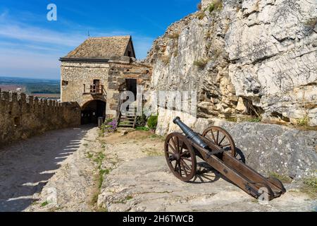 Detail der Burg Sumeg in Ungarn mit Kanone Stockfoto