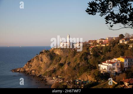 Beykoz, Istanbul, Türkei Schwarzes Meer mit anatolischem Festungsleuchtturm Stockfoto