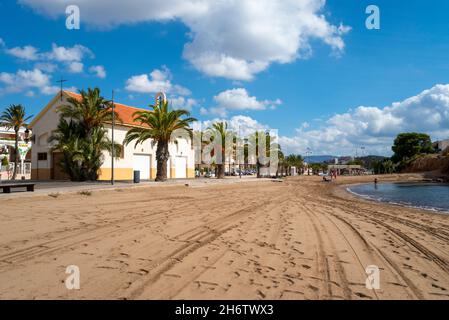 Playa de la Ermita, eine Bucht in Puerto de Mazarron, Region de Murcia, Costa Calida, Spanien. Mediterrane Meeresbucht. Kirche Ermita de Bahía Stockfoto