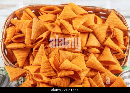 Portion kegelformige Snack Tornado formige Cracker. Gelb wurzige Kartoffelkegel Chips Textur oder Hintergrund von Maiskegel Stockfotografie Alamy