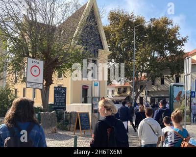 Cascais, Portugal. Oktober 2021. Zahlreiche Touristen genießen den sonnigen Herbst in der Küstenstadt bei Lissabon. Kaum jemand glaubt, dass es ein Zufall ist, dass die relativ entspannte Situation in Ländern registriert wird, deren Impfraten mit 87 (Portugal) und fast 80 Prozent (Spanien) zu den höchsten in Europa und auch weltweit zählen. Indes sind Impfgegner in Madrid und Barcelona, in Lissabon und Porto kaum zu hören. (To dpa 'Europas Corona 'Oase': Spanien und Portugal halten Viren in Schach') Quelle: Emilio Rappold/dpa/Alamy Live News Stockfoto