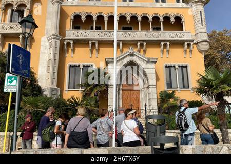 Cascais, Portugal. Oktober 2021. Zahlreiche Touristen genießen den sonnigen Herbst in der Küstenstadt bei Lissabon. Kaum jemand glaubt, dass es ein Zufall ist, dass die relativ entspannte Situation in Ländern registriert wird, deren Impfraten mit 87 (Portugal) und fast 80 Prozent (Spanien) zu den höchsten in Europa und auch weltweit zählen. Indes sind Impfgegner in Madrid und Barcelona, in Lissabon und Porto kaum zu hören. (To dpa 'Europas Corona 'Oase': Spanien und Portugal halten Viren in Schach') Quelle: Emilio Rappold/dpa/Alamy Live News Stockfoto