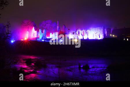 Solitiude von Kari Kola, beleuchtet Finchale Priory während einer Vorschau auf Lumiere Durham, das größte Lichtfestival Großbritanniens. Bilddatum: Mittwoch, 17. November 2021. Stockfoto