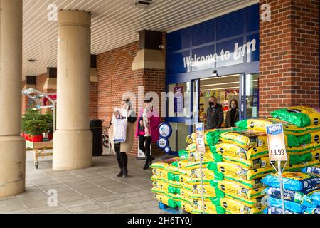 B&M Store auf einer Einzelhandelsentwicklung, die von B&Q in Huntingdon verankert ist Stockfoto