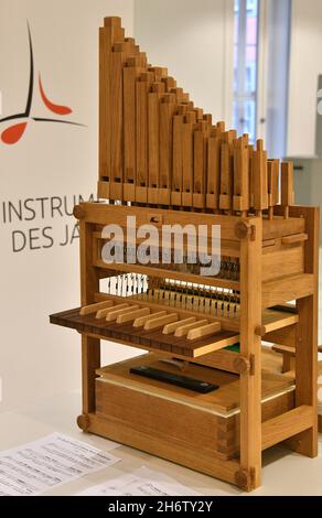 Potsdam, Deutschland. November 2021. Die modulare Orgel wird im landtag als Instrument des Jahres präsentiert. Die Orgel, gebaut von der Orgelbaugesellschaft W. Sauer in Müllrose, kann in ihre Einzelteile zerlegt und wieder zusammengesetzt werden. Es wird sowohl in Schulen als auch für berufliche Vorbereitungsveranstaltungen verwendet. Quelle: Bernd Settnik/dpa/Alamy Live News Stockfoto