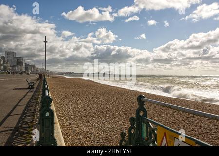 Strandpromenade, Strand, Pier und i360 Tower in Brighton, East Sussex, England Stockfoto