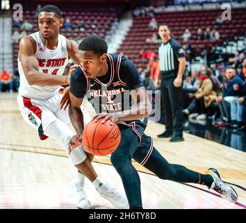 Uncasville, CT, USA. November 2021. 17. November 2021: Bryce Thompson von OSU fährt zum Reifen, als die Cowboys NC State 74-68 im BHOF Showcase in der Mohegan Sun Arena in Uncasville, Connecticut, schlagen. Dan HearyEclipse Sportswire CSM/Alamy Live News Stockfoto