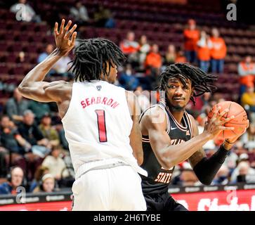 Uncasville, CT, USA. November 2021. 17. November 2021: Kalib Boone von OSU wird gestoppt, aber sein Team besiegte NC State 74-68 im BHOF Showcase in der Mohegan Sun Arena in Uncasville, Connecticut. Dan HearyEclipse Sportswire CSM/Alamy Live News Stockfoto