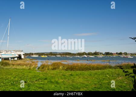 Festfahrende Boote in Chichester Harbour in Ichenor, West Sussex, England Stockfoto