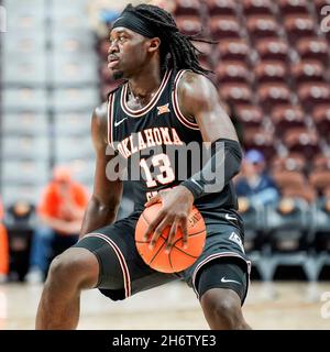 Uncasville, CT, USA. November 2021. 17. November 2021: Isaac Likekele fährt auf die Spur, als OSU NC State 74-68 im BHOF Showcase in der Mohegan Sun Arena in Uncasville, Connecticut, besiegt. Dan HearyEclipse Sportswire CSM/Alamy Live News Stockfoto