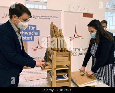 Potsdam, Deutschland. November 2021. Manja Schüle (SPD), Brandenburgs Ministerin für Forschung, Wissenschaft und Kultur, spielt die modulare Orgel mit dem Organisten Daniel Seeger. Die Orgel, gebaut von der Orgelbaugesellschaft W. Sauer in Müllrose, kann in ihre Einzelteile zerlegt und wieder zusammengesetzt werden. Es wird sowohl in Schulen als auch für berufliche Vorbereitungsveranstaltungen verwendet. Quelle: Bernd Settnik/dpa/Alamy Live News Stockfoto