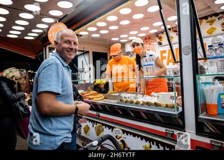 Faro, Portugal - 22. Oktober 2021: Ein Mann kauft beim Santa Iria Festival süße Churros Stockfoto