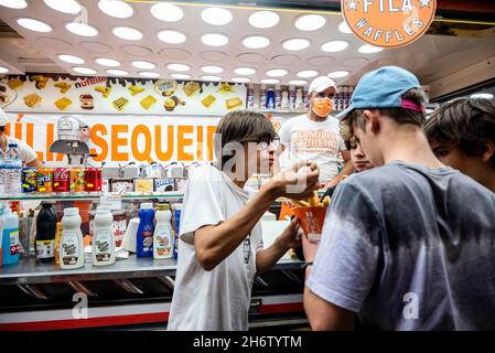 Faro, Portugal - 22. Oktober 2021: Eine Gruppe von Teenagern, die beim Santa Iria Festival süße Churros essen Stockfoto