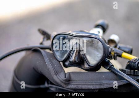 Brille und Sauerstofftank mit Atemregler für Taucher, Spanien Stockfoto