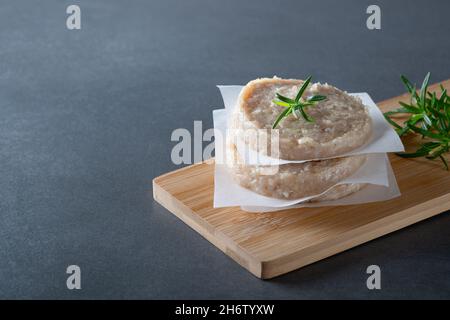 Frische rohe Hähnchenschnitzel auf grauem Hintergrund Stockfoto