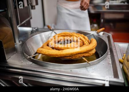 Traditionelle iberische leckere Süßigkeiten genannt Fartura bereit, auf dem Santa Iria Festival in Faro, Algarve, Portugal zu verkaufen Stockfoto