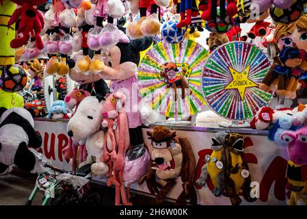 Faro, Portugal - 22. Oktober 2021: Viele Spielzeuge, die es bei der Lotterie für Kinder während der Santa Iria Fair in Algarve zu gewinnen gibt Stockfoto