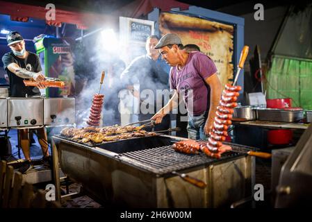 Faro, Portugal - 22. Oktober 2021: Leckere Würstchen und Huhn auf Holzkohle während der Santa Iria Messe in Algarve gegrillt Stockfoto