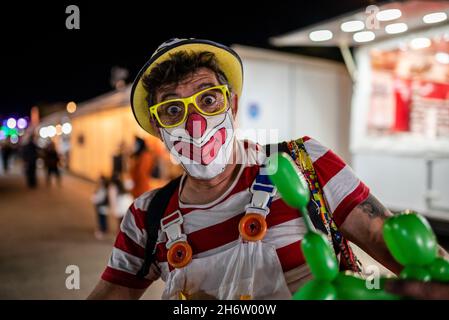 Faro, Portugal - 22. Oktober 2021: Der Clown unterhält Kinder während der Santa Iria Messe an der Algarve Stockfoto