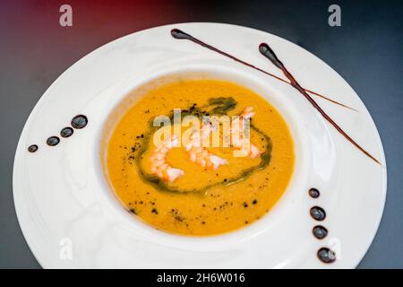 Kalte Salmorejo-Suppe mit Garnelen in Sierra Nevada, Spanien Stockfoto