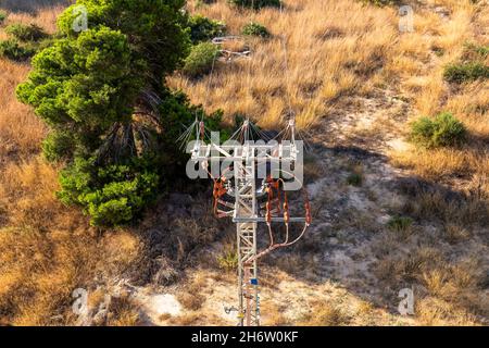 Horizontale Draufsicht des elektrischen Turms im Feld Stockfoto