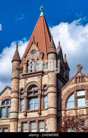 Romanische Architektur in rosa Steinen am Victoria College, das Teil der Universität von TorontoNov ist. 18, 2021 Stockfoto