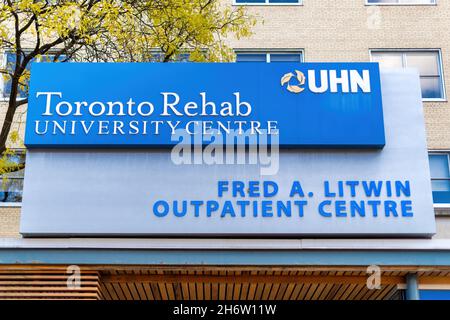 Zeichen des University Health Network 'Toronto Rehab' Ambulanz in der Innenstadt.Nov 18, 2021 Stockfoto